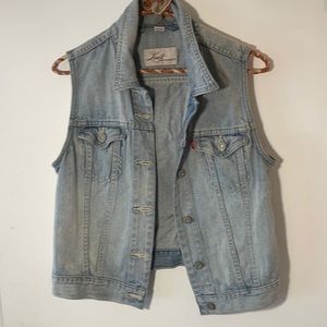 Levi’s Light Wash Classic Jean vest
